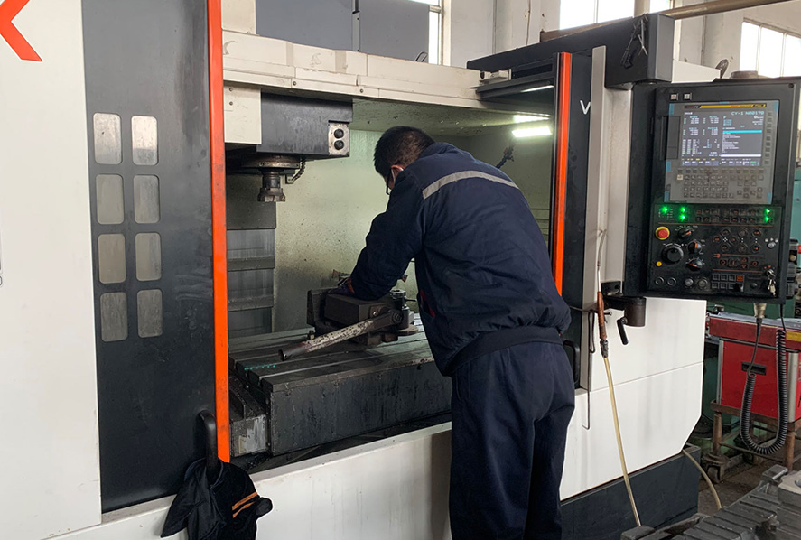 คนงานกำลังผลิตชิ้นส่วน CNC ที่มีความแม่นยำสูง